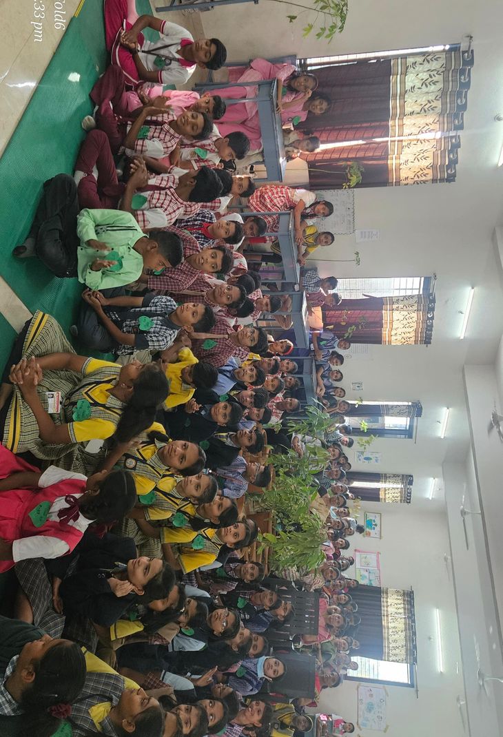 Students created models on the topics of environment and green energy, poster and model competition under the Environment Council was enthusiastic. | पर्यावरण, हरित ऊर्जा विषयांवर विद्यार्थ्यांनी तयार केले मॉडेल्स: पर्यावरण परिषद अंतर्गत पोस्टर व मॉडेल स्पर्धा उत्साहात‎ – Akola News