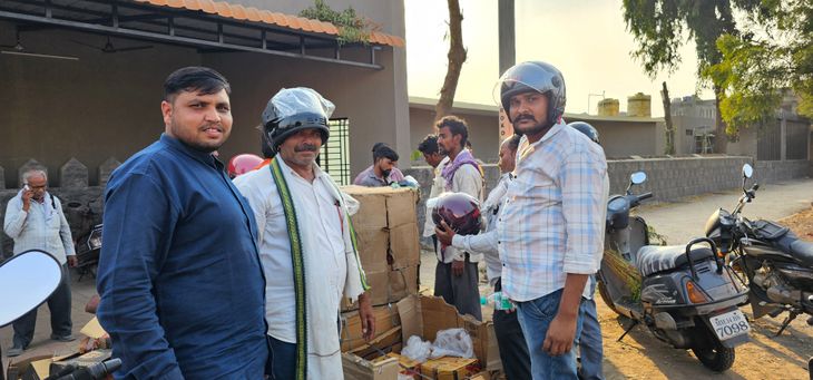 Helmets made mandatory in Akot city; 300 drivers paid fines, police personnel also fined, drivers flock to buy helmets | अकोट शहरात हेल्मेट सक्ती लागू; 300 वाहन चालकांनी भरला दंड: पोलिस कर्मचाऱ्यांनाही भूर्दंड, हेल्मेट खरेदीसाठी चालकांची झुंबड‎ – Akola News