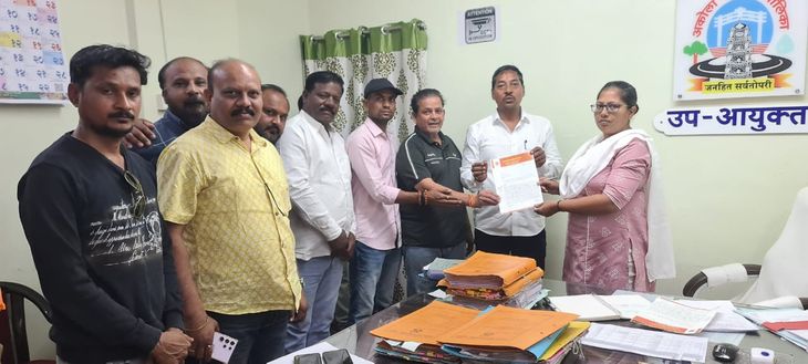 Remove encroachment on burial ground; otherwise, intense agitation, discussion with Deputy Commissioner; Shiv Sena’s Thackeray group warns | दफन भूमीवरील अतिक्रमण हटवा; अन्यथा तीव्र आंदोलन: उपायुक्तांशी केली चर्चा; शिवसेनेच्या ठाकरे गटाचा इशारा – Akola News