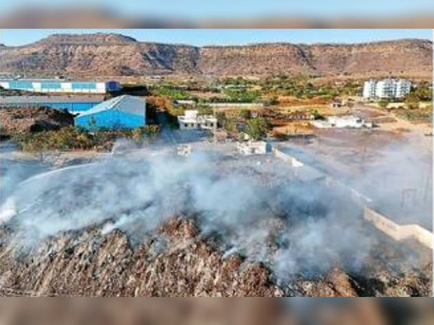 पडेगावमधील नागरिकांचा श्वास कचरा डेपोच्या आगीमुळे कोंडला:  हवेची गुणवत्ता ढासळली; एअर क्वालिटी इंडेक्स 95 वरून 102 पेक्षा जास्त – Chhatrapati Sambhajinagar News