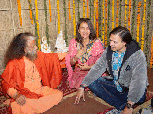 अभिनेता विवेक ओबेरॉय कुटुंबासह महाकुंभात पोहोचला: संगमात स्नान केले, पूजा आणि आरती केली; स्वामी चिदानंद आणि साध्वी भगवती यांचे आशीर्वाद घेतले अभिनेता विवेक ओबेरॉय कुटुंबासह महाकुंभात पोहोचला: संगमात स्नान केले, पूजा आणि आरती केली; स्वामी चिदानंद आणि साध्वी भगवती यांचे आशीर्वाद घेतले