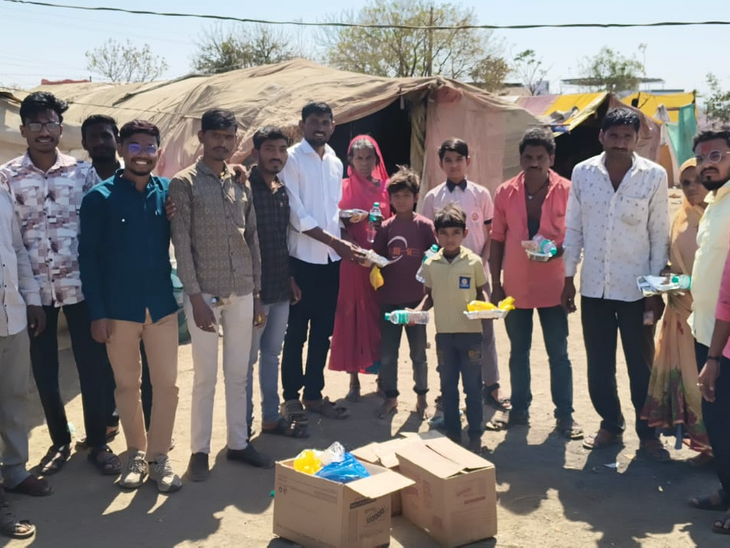 व्हॅलेंटाईन नव्हे तर रोटी डे:  गजानन नवयुवक मंडळाच्या तरुणांनी पाचशे गरजूंना केले भोजन वाटप, मेथा येथील तरुणांचा उपक्रम – Hingoli News