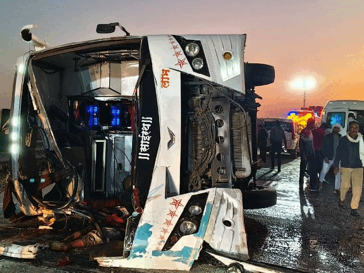 पुण्यावरून अमरावतीला जाणाऱ्या खासगी ट्रॅव्हल्सचा ‘समृद्धी’वर अपघात: एकाचा जागीत मृत्यू; तर 20 ते 25 प्रवासी गंभीर जखमी – Amravati News पुण्यावरून अमरावतीला जाणाऱ्या खासगी ट्रॅव्हल्सचा ‘समृद्धी’वर अपघात: एकाचा जागीत मृत्यू; तर 20 ते 25 प्रवासी गंभीर जखमी – Amravati News