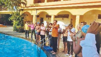 जलतरण तलावात महाकुंभातील पवित्र जल सोडून घडवले संगमनेरमधील भाविकांना स्नान:  महाकुंभ मेळाव्याला जाऊ न शकणाऱ्यांसाठी मालपाणी हेल्थ क्लबचा अनोखा उपक्रम‎ – Ahmednagar News