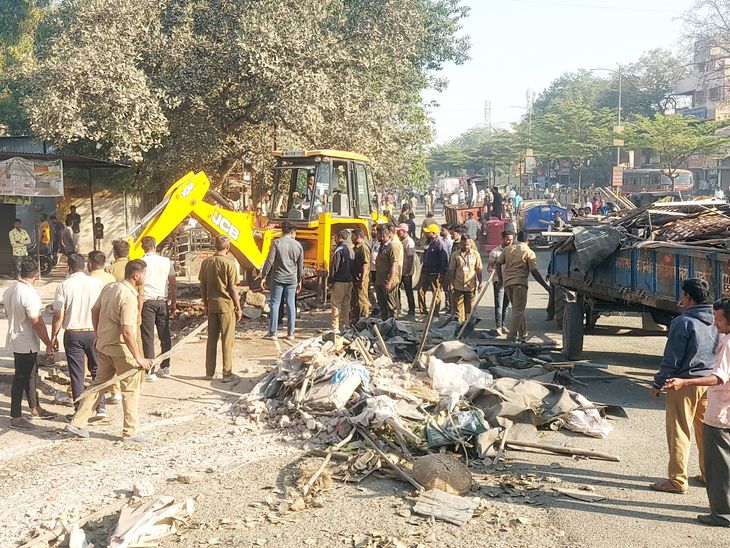 शहरातील अनियंत्रित बांधकामे, शिडी आणि हँडकार्ट्सवरील बल्डोजर | कोपरगाव नगरपालिकेची मोठी कारवाई: शहराचे अनधिकृत बांधकाम, हस्तकले आणि वाहनांवर बुलडोजर – अहमदनागर न्यूज
