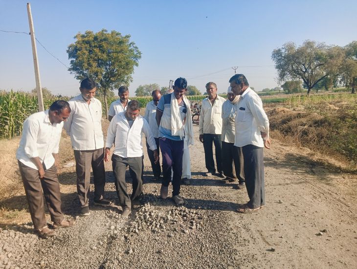 प्रागतीवरील कामातून डांबर बाहेर येऊ लागला; रतनापिमप्रि रोडच्या वास्तवाने, शेतकर्‍यांनी पितळ उघडकीस आणले, चौकशीची मागणी केली प्रगतीवरील काम निघून जाऊ लागले; रतनापिमप्रि रस्ता वास्तविकता: शेतकर्‍यांनी पितळ, चौकशीची मागणी उघडकीस आणली आहे – जाल्गाव बातम्या