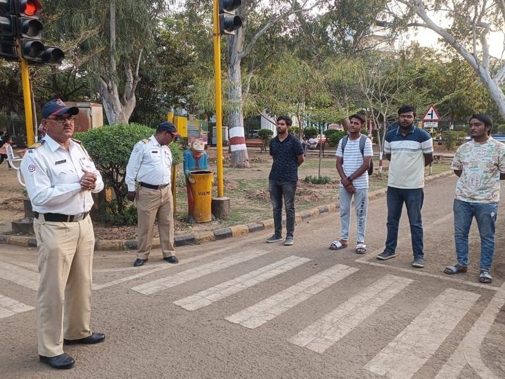 नागपुरात स्टंटबाजी करणाऱ्या पाच कारधारकांवर कारवाई:  प्रत्येकी 23 हजारांचे चालान; पालकांसमोर मागावी लागली माफी – Nagpur News