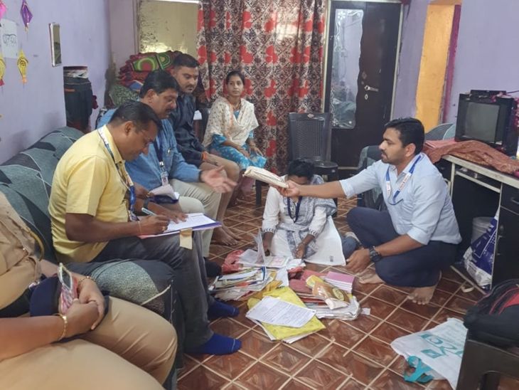 अमरावतीत अवैध सावकारीविरोधात कारवाई: सहकार विभागाच्या तीन पथकांनी टाकल्या धाडी; एका ठिकाणी मृत व्यक्तीच्या नावाचा परवाना जप्त – Amravati News अमरावतीत अवैध सावकारीविरोधात कारवाई: सहकार विभागाच्या तीन पथकांनी टाकल्या धाडी; एका ठिकाणी मृत व्यक्तीच्या नावाचा परवाना जप्त – Amravati News