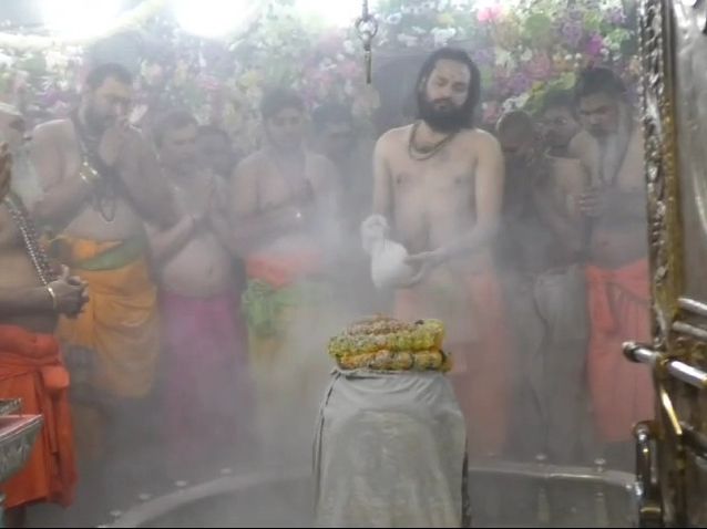 12 ज्योतिर्लिंगांमध्ये अद्वितीय आहे उज्जैन महाकाल मंदिर: फक्त इथेच केली जाते देवाची भस्म आरती, ही शतकानुशतके जुनी परंपरा 12 ज्योतिर्लिंगांमध्ये अद्वितीय आहे उज्जैन महाकाल मंदिर: फक्त इथेच केली जाते देवाची भस्म आरती, ही शतकानुशतके जुनी परंपरा