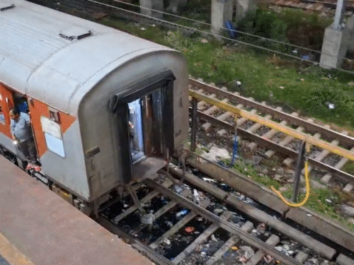 नंदन कानन एक्सप्रेस दोन भागात विभागली गेली: उत्तर प्रदेशातील चंदौली येथे S4 कोचचे कपलिंग तुटले नंदन कानन एक्सप्रेस दोन भागात विभागली गेली: उत्तर प्रदेशातील चंदौली येथे S4 कोचचे कपलिंग तुटले