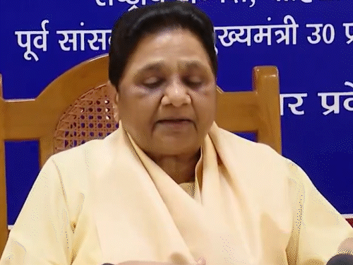 मायावती म्हणाल्या- मोफत धान्य देऊन गरिबांना भिकारी बनवले: एका विशिष्ट धर्माला लक्ष्य केले जात आहे, सरकारला जातीय विचारसरणी बदलावी लागेल मायावती म्हणाल्या- मोफत धान्य देऊन गरिबांना भिकारी बनवले: एका विशिष्ट धर्माला लक्ष्य केले जात आहे, सरकारला जातीय विचारसरणी बदलावी लागेल