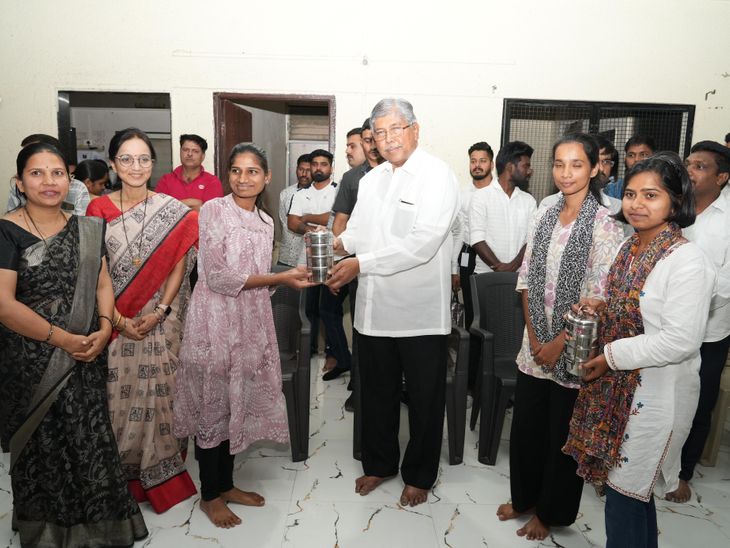 पुण्यातील गरजू विद्यार्थिनींसाठी पोषक आहाराची सोय: चंद्रकांत पाटलांच्या पुढाकाराने जिव्हाळा फाऊंडेशनतर्फे 100 विद्यार्थिनींना जेवणाचे डबे – Pune News पुण्यातील गरजू विद्यार्थिनींसाठी पोषक आहाराची सोय: चंद्रकांत पाटलांच्या पुढाकाराने जिव्हाळा फाऊंडेशनतर्फे 100 विद्यार्थिनींना जेवणाचे डबे – Pune News