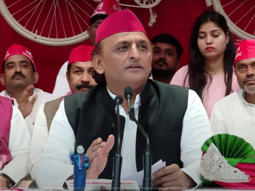 अखिलेश म्हणाले- मुख्यमंत्री तीस मार खान: स्वतःचे निरोपाचे गाणे गाताहेत; पोलिसांना बेईमान बनवले अखिलेश म्हणाले- मुख्यमंत्री तीस मार खान: स्वतःचे निरोपाचे गाणे गाताहेत; पोलिसांना बेईमान बनवले