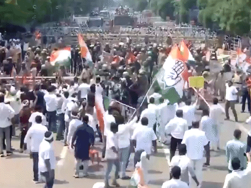 ओडिशात काँग्रेस कार्यकर्ते-पोलिसांत धुमश्चक्री:  लाठीमार, पाण्याच्या तोफांचा मारा; सर्वपक्षीय आमदारांच्या निलंबनाचा निषेध