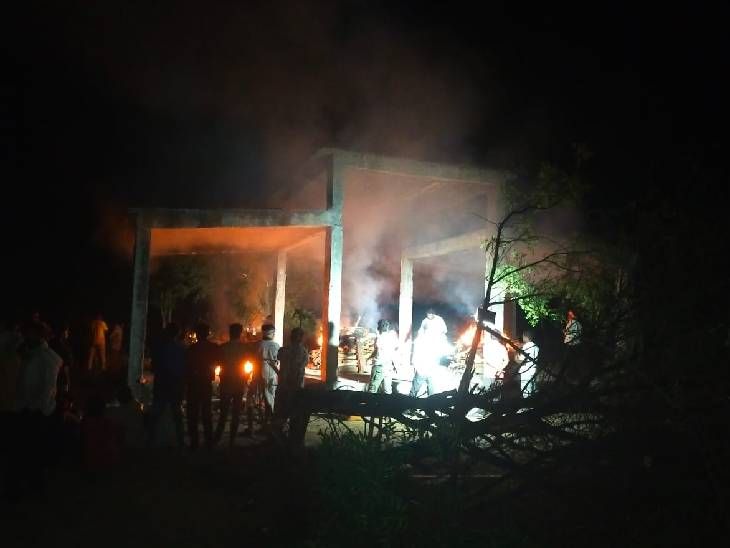 आलेगाव शिवारातील ट्रॅक्टर अपघात: तहसीलदारांच्या आश्वासनानंतर 5 मृतदेहांवर रात्री अंत्यसंस्कार, तीन तासांपेक्षा अधिकवेळ मृतदेह एकाच ठिकाणी – Hingoli News आलेगाव शिवारातील ट्रॅक्टर अपघात: तहसीलदारांच्या आश्वासनानंतर 5 मृतदेहांवर रात्री अंत्यसंस्कार, तीन तासांपेक्षा अधिकवेळ मृतदेह एकाच ठिकाणी – Hingoli News