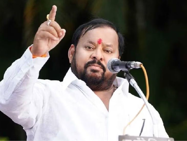 शहाजी बापू पाटलांच्या कृतीने वेधले सर्वांचे लक्ष:  भाषण करताना भर सभेत स्वतःच्याच तोंडात मारले, नेमके काय घडले? – Solapur News