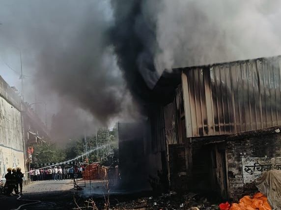 Nagpur Massive fire breaks out at firecracker warehouse | Nagpur Fire ...
