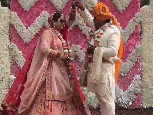 लग्नासाठी एक हजार पाहुण्यांना आमंत्रण, पण कोणीही आले नाही: राजस्थान सीमेवर तणाव: बँक मॅनेजर वधू, इंजिनिअर वराने अचानक लग्नाची बदलली वेळ लग्नासाठी एक हजार पाहुण्यांना आमंत्रण, पण कोणीही आले नाही: राजस्थान सीमेवर तणाव: बँक मॅनेजर वधू, इंजिनिअर वराने अचानक लग्नाची बदलली वेळ