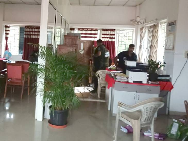 सातारा जिल्हाधिकारी कार्यालयात बॉम्ब असल्याची धमकी: चेन्नईमधून आला धमकीचा मेल; इमारतीची कसून तपासणी, सुरक्षा वाढवली – Kolhapur News सातारा जिल्हाधिकारी कार्यालयात बॉम्ब असल्याची धमकी: चेन्नईमधून आला धमकीचा मेल; इमारतीची कसून तपासणी, सुरक्षा वाढवली – Kolhapur News