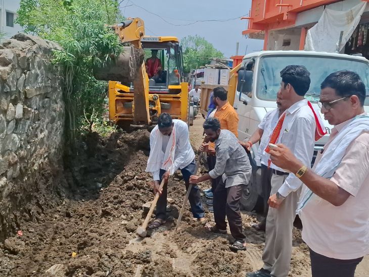 हिंगोली शहरात पालिका प्रशासनाकडून मान्सूनपुर्व तयारीला वेग:  नाल्यांची साफसफाई, सखल भागात पाणी साचू नये यासाठी उपाय योजना – Hingoli News