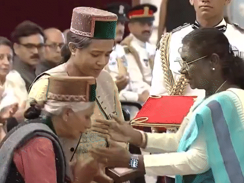 शौर्य-बलिदानासाठी सैनिकांना शौर्य पुरस्कार:  राष्ट्रपतींच्या हस्ते 6 कीर्ती चक्र, 33 शौर्य चक्र प्रदान; शहीदांच्या मातांना मारली मिठी