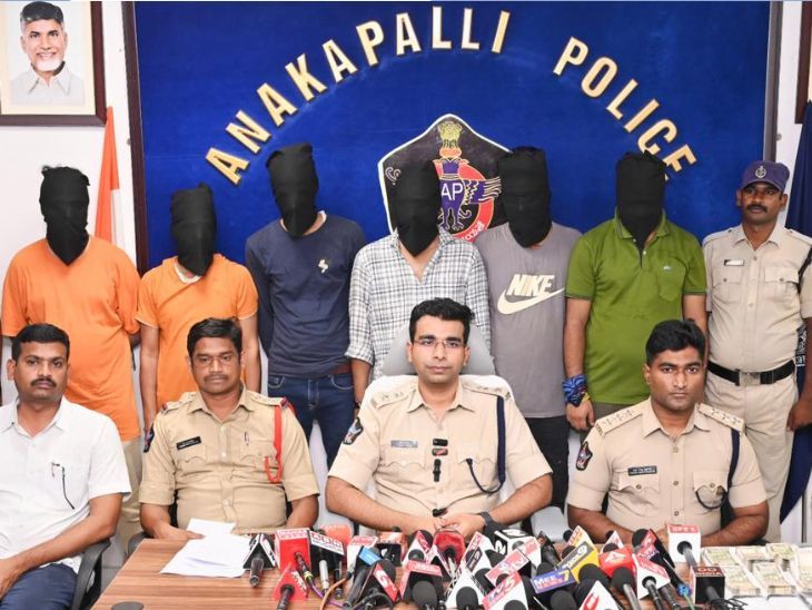 आंध्र प्रदेशात 600 कोटींचा घोटाळा उघडकीस: बनावट कॉल सेंटरद्वारे अमेरिकन नागरिकांना फसवायचे, स्वतःला अमेझॉन सपोर्ट-बँक अधिकारी असल्याचे सांगायचे आंध्र प्रदेशात 600 कोटींचा घोटाळा उघडकीस: बनावट कॉल सेंटरद्वारे अमेरिकन नागरिकांना फसवायचे, स्वतःला अमेझॉन सपोर्ट-बँक अधिकारी असल्याचे सांगायचे