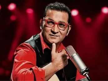‘चुनरी चुनरी’च्या रिमेकवर गायक अभिजीत भट्टाचार्य म्हणाला-:  हे गाणे फारसे चांगले नव्हते, लवकर गा व स्टुडिओतून निघा असे होते