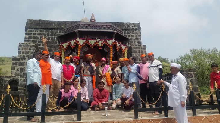शिवराज्याभिषेक दिन: विश्रामगडावर छत्रपती शिवाजी महाराजांच्या पुतळ्यास अभिषेक, छत्रपती शिवाजी महाराज व मावळ्यांची वेशभूषा करत महाआरती – Nashik News शिवराज्याभिषेक दिन: विश्रामगडावर छत्रपती शिवाजी महाराजांच्या पुतळ्यास अभिषेक, छत्रपती शिवाजी महाराज व मावळ्यांची वेशभूषा करत महाआरती – Nashik News