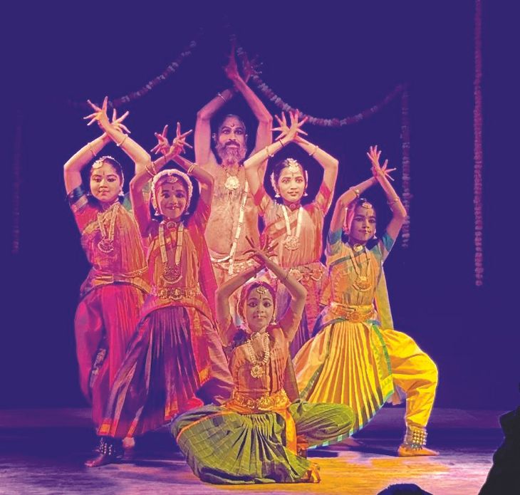 शास्त्रीय नृत्य, संगीताद्वारे पर्यावरण संरक्षणासाठी सोलापूरकरांना साद: प्रदूषण नियंत्रण मंडळाचे आयोजन; श्रीनिअंबा नृत्यालयातर्फे सादरीकरण – Solapur News शास्त्रीय नृत्य, संगीताद्वारे पर्यावरण संरक्षणासाठी सोलापूरकरांना साद: प्रदूषण नियंत्रण मंडळाचे आयोजन; श्रीनिअंबा नृत्यालयातर्फे सादरीकरण – Solapur News
