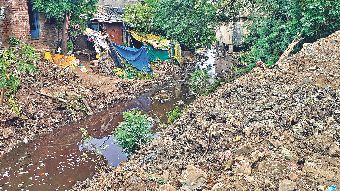 नवापूर शहरातील नाले सफाईवेळी गाळ काढून नाल्यातच टाकला:  नागरिक संतप्त, पावसाळ्यामध्ये घरांमध्ये पाणी शिरण्याची नागरिकांना भीती‎ – Jalgaon News