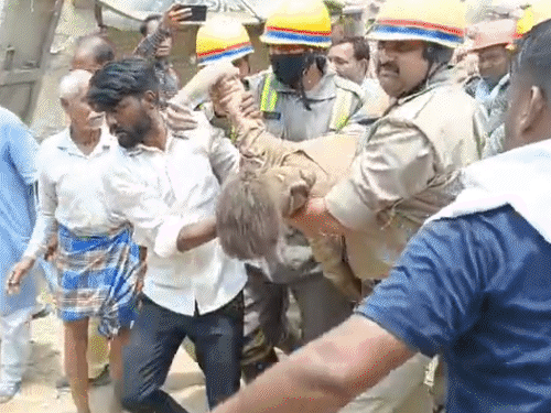 मथुरेत 8 घरे अचानक कोसळली, 12 जण दबले: एकाचा मृत्यू, मातीच्या ढिगाऱ्यावर बांधले होते, छप्पर व भिंती तुटल्या; लोक म्हणाले- भूकंपासारखे वाटले मथुरेत 8 घरे अचानक कोसळली, 12 जण दबले: एकाचा मृत्यू, मातीच्या ढिगाऱ्यावर बांधले होते, छप्पर व भिंती तुटल्या; लोक म्हणाले- भूकंपासारखे वाटले