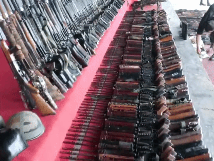 मणिपूरमध्ये 328 शस्त्रे आणि दारूगोळा जप्त:  SLR-INSAS सारख्या रायफल्सचा समावेश; सुरक्षा दलांनी 5 जिल्ह्यांमध्ये छापे टाकले