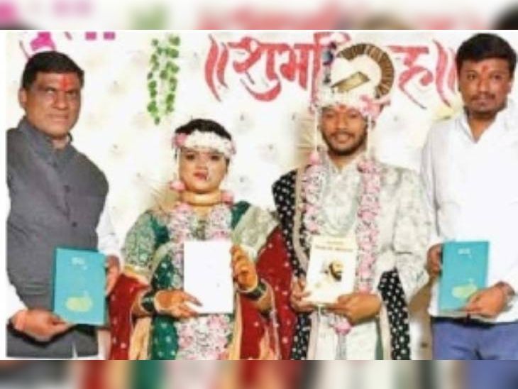 लग्नभेटीत देतात केवळ पुस्तके; चार वर्षांत लाखाेंची पुस्तक खरेदी: सातारा जिल्ह्यातील गाव बनले पर्यटनस्थळ – Mumbai News लग्नभेटीत देतात केवळ पुस्तके; चार वर्षांत लाखाेंची पुस्तक खरेदी: सातारा जिल्ह्यातील गाव बनले पर्यटनस्थळ – Mumbai News