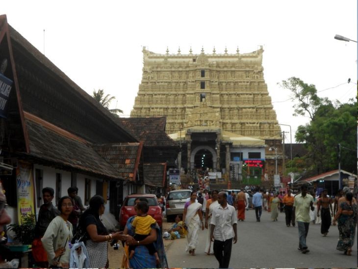 पद्मनाभस्वामी मंदिरात स्मार्ट ग्लास घालून प्रवेशाचा प्रयत्न करणाऱ्यास पकडले:  चष्म्यात गुप्त कॅमेरे होते, प्रवेश करताच सुरक्षा कर्मचाऱ्यांनी ताब्यात घेतले