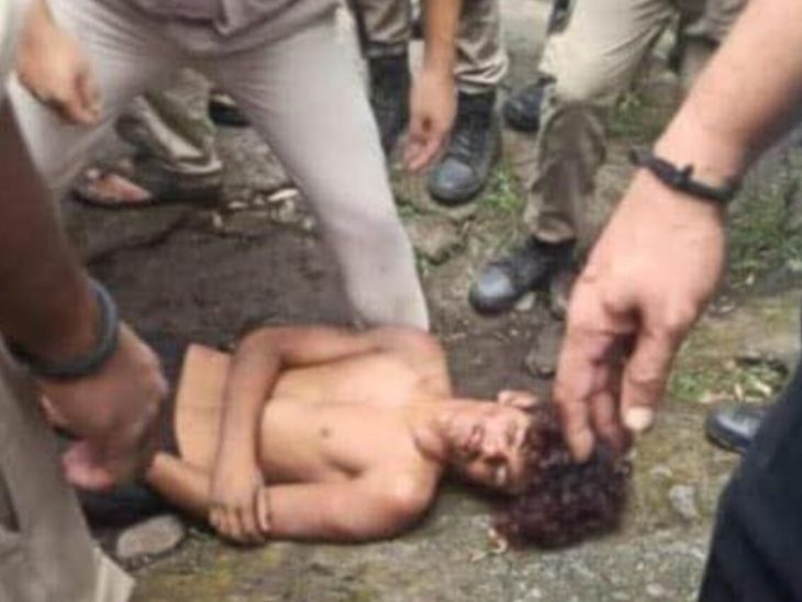 बलात्कार-छेडछाडीच्या आरोपीची पोलिस ठाण्याबाहेर हत्या:  जमावाने त्याला पोलिस स्टेशनबाहेर ओढले; मुलींच्या पोटदुखीच्या तक्रारींमुळे खुलासा