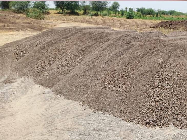 अनखळी परिसरातून 50 ब्रास वाळूसाठा जप्त:  औंढा नागनाथ तहसीलच्या पथकाची कारवाई, वाळू तस्करांचा शोध सुरू – Hingoli News