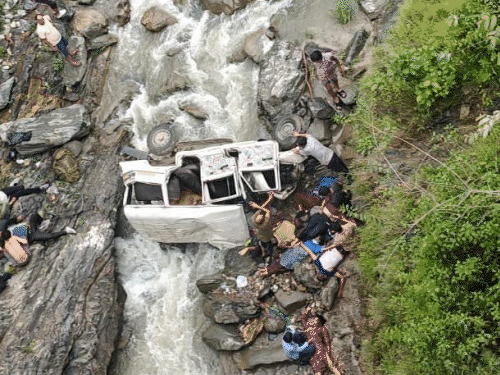 उत्तराखंडमध्ये 150 मीटर खोल दरीत कोसळली जीप:  पिथोरागडमध्ये एका मुलीसह 8 जणांचा मृत्यू, 13 प्रवासी होते, बचावकार्य सुरू