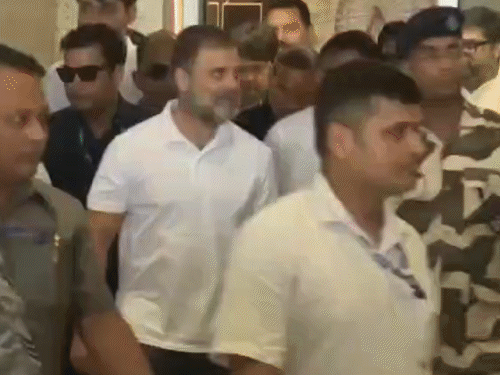 राहुल गांधी यांनी लखनौ न्यायालयात सरेंडर केले:  5 मिनिटांनी जामीन; सैन्यावरील टिप्पणीचा खटला; खासदार प्रमोद तिवारी यांची पोलिसांशी बाचाबाची