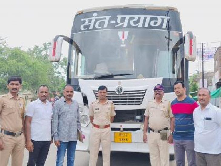 धावत्या लग्झरी बसमध्ये महिलेची प्रसूती:  पण नंतर अचानक बाळाला बसबाहेर फेकले, पोलिसांनी पाठलाग करत बस रोखली; दोघे ताब्यात – Mumbai News