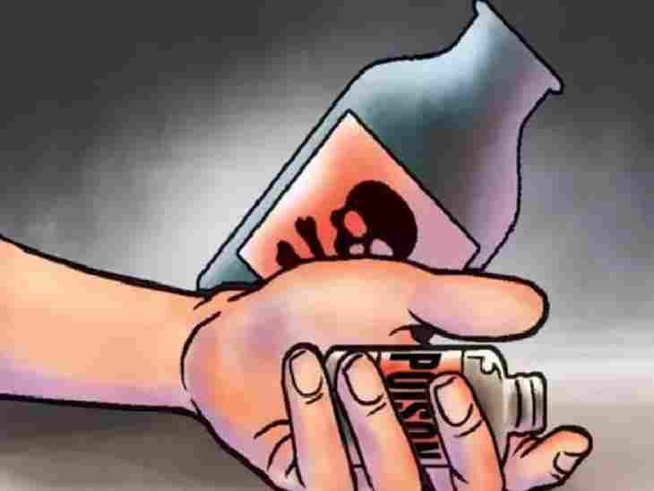 सांगलीत एकाच कुटुंबातील चौघांनी घेतले विष:  सासू-सुनेचा मृत्यू, दोन पुरुष गंभीर, जादूटोणाच्या भीतीतून टोकाचे पाऊल? – Solapur News