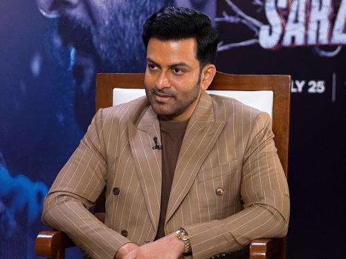 ‘सरजमीन’मधून कयोज इराणीचे दिग्दर्शनात पदार्पण:  म्हणाला-‘सिनेमा बघून लोक रडावे असे वाटते; पृथ्वीराज म्हणाले- हा फक्त सिनेमा नाही, एक भावना आहे