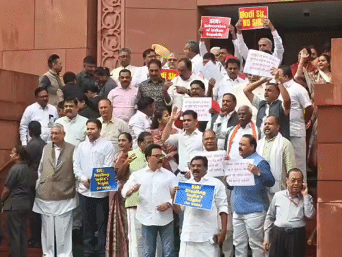 पावसाळी अधिवेशनाचा तिसरा दिवस:  PM मोदींच्या युके दौऱ्याला विरोधक मुद्दा बनवू शकतात; ऑपरेशन सिंदूरवर सभागृहात चर्चेची मागणी