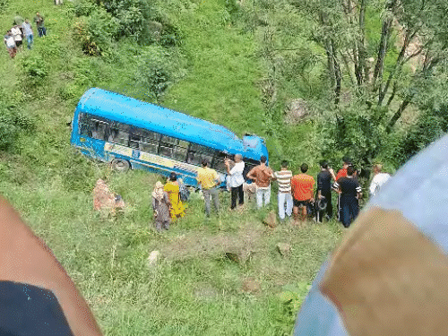 हिमाचलमध्ये प्रवाशांनी भरलेली बस दरीत कोसळली:  7 जणांचा मृत्यू, 23 जखमी; मृतांमध्ये 4 महिलांचा समावेश; गाडीत 35 प्रवासी होते