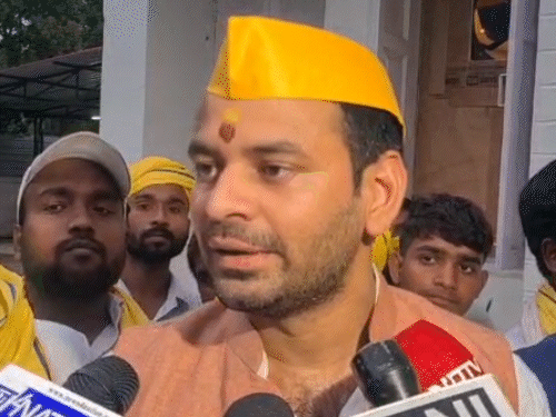 तेज प्रताप यादव यांनी महुआ येथून निवडणूक लढवण्याची घोषणा केली:  म्हणाले- टीम तेज प्रताप बिहार विधानसभा निवडणूक लढवणार; पिवळी टोपी-टॉवेल लाँच केला