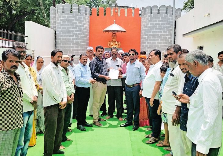 अतिक्रमणात हटवलेल्या टपरीधारकांना गाळे द्या:  रिपाइंकडून चांदवडच्या‎ मुख्याधिकाऱ्यांना निवेदन सादर‎ – Nashik News