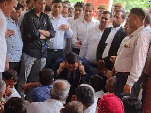 वकिलांनी IAS अधिकाऱ्याला उठाबशा काढायला लावल्या:  उघड्यावर शौच केल्याबद्दल शिक्षा, वकिलांनी घेराव घालून निषेध केला