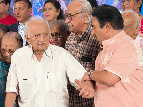 तारक मेहता.. शोला 17 वर्षे पूर्ण:  जेठालाल ऊर्फ दिलीप जोशी वडिलांना आधार देताना दिसले, दिशा वाकानीवर म्हणाले- मला तिची खूप आठवण येते