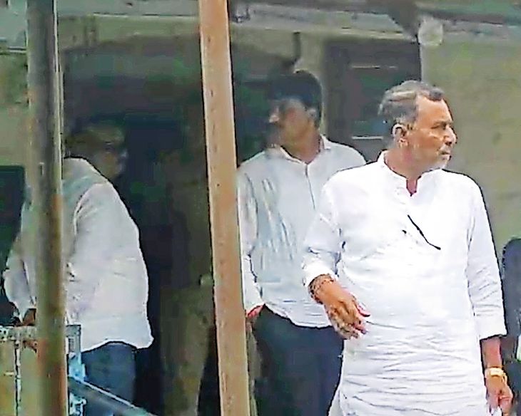 आश्रमशाळेतील ‘त्या’ मुलीवर 40 तासानंतर केले अंत्यसंस्कार:  मृतदेहाची अवहेलनाप्रकरणी माजी आमदारांसह सात जणांवर‎गुन्हे; ॲड. यशोमती ठाकूर यांचा चिखलदरा ठाण्यात ठिय्या‎ – Amravati News