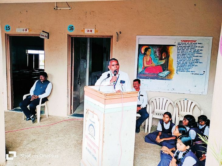 अण्णा भाऊ साठेंची प्रतिभा साहित्यविश्वातील चमत्कार:  धोडंबे येथील क. का वाघ हायस्कूलमध्ये एस. टी. पवार यांचे प्रतिपादन‎ – Nashik News