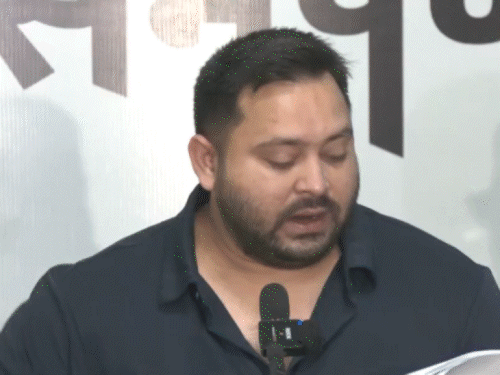 निवडणूक आयोगाने तेजस्वी यादव यांना नोटीस पाठवली:  विचारले- मतदार ओळखपत्रासाठी दोन EPIC क्रमांक कसे आले; NDA ने म्हटले- FIR नोंदवावा